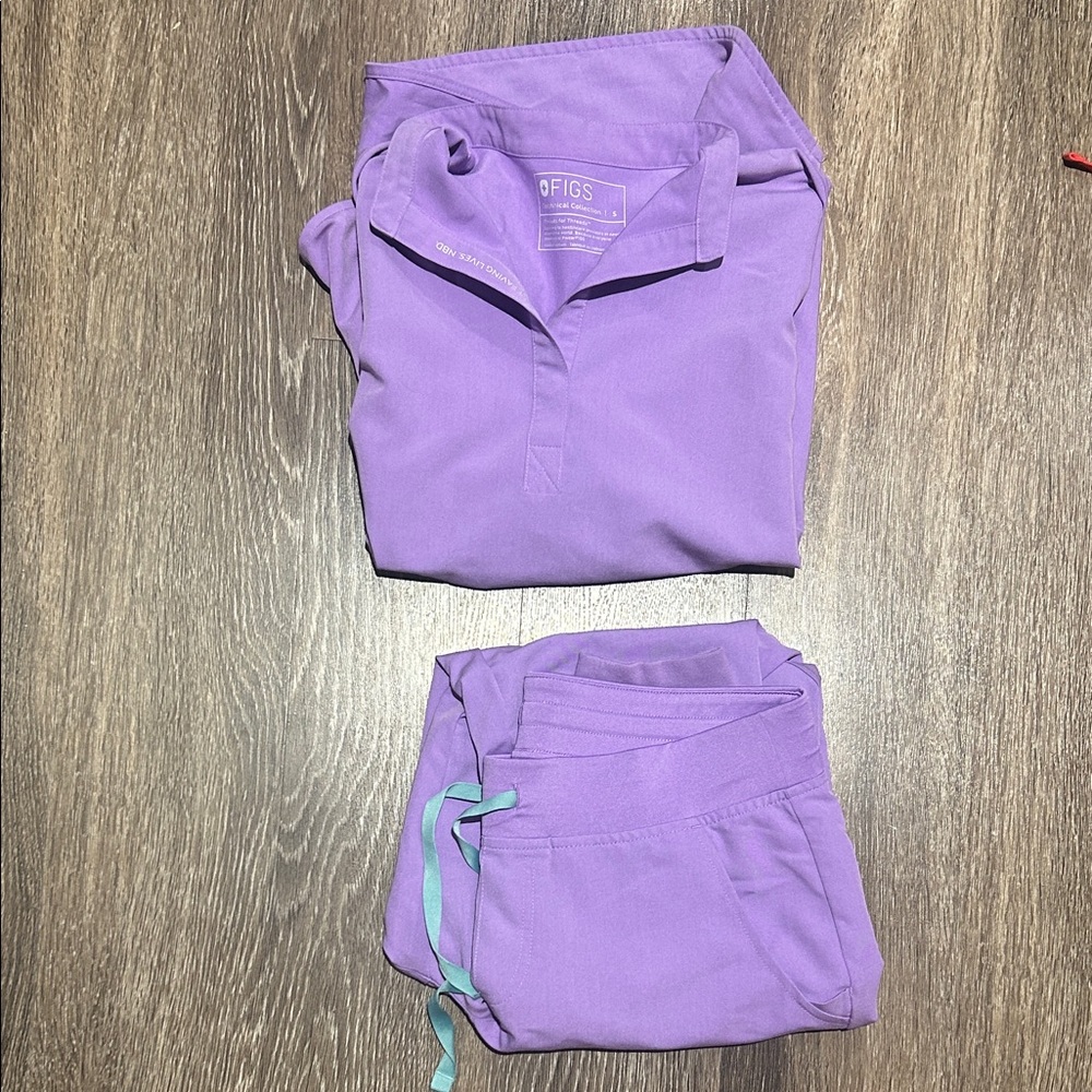 Figs Women's Scrub Top and Jogger Set in Lavender Purple